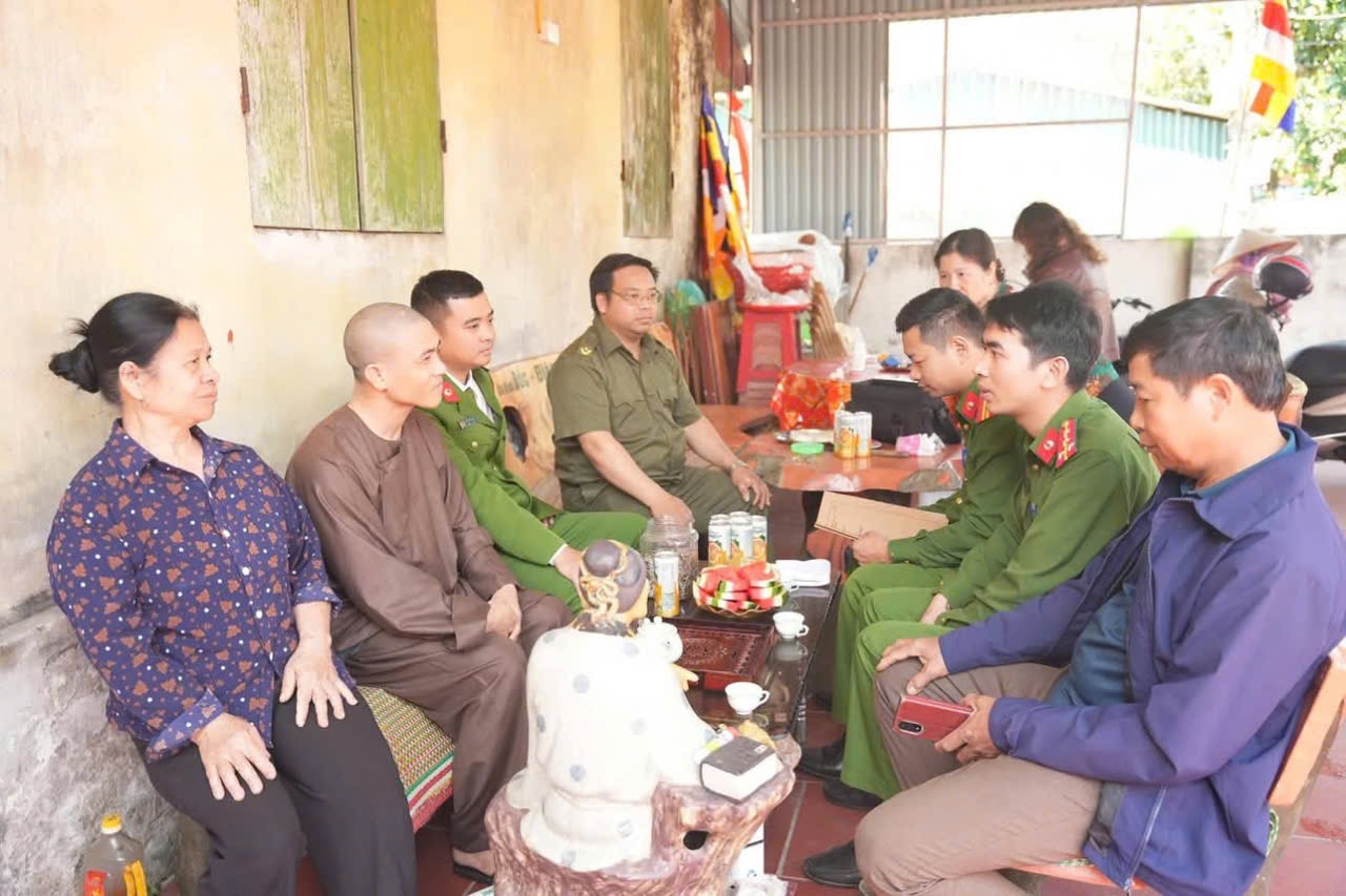 Công an xã Lạc Phượng phối hợp tuyên truyền công tác bầu cử tại các cơ sở tín ngưỡng tôn giáo